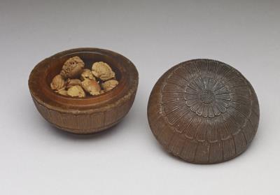 图片[2]-Set of round carved rhinoceros horn boxes in the form of a chrysanthemum blossom, set of nineteen fruit-pit carvings, 18th century, Qing dynasty-China Archive